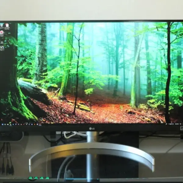 LG 27UK850-W 27-Inch 4K UHD IPS Monitor